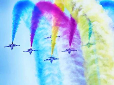 K8飛機進行飛行表演。