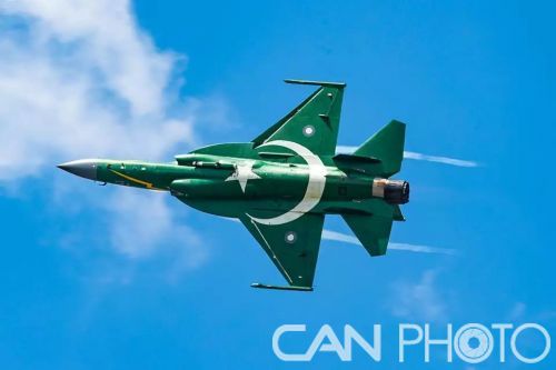 ?“梟龍”戰(zhàn)機(jī)在航展現(xiàn)場(chǎng)進(jìn)行飛行表演 ?“梟龍”戰(zhàn)機(jī)在航展現(xiàn)場(chǎng)進(jìn)行飛行表演